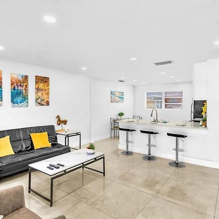New Stylish 2 Bdrm Mins To Beach & Aventura Mall ハランデール・ビーチ エクステリア 写真