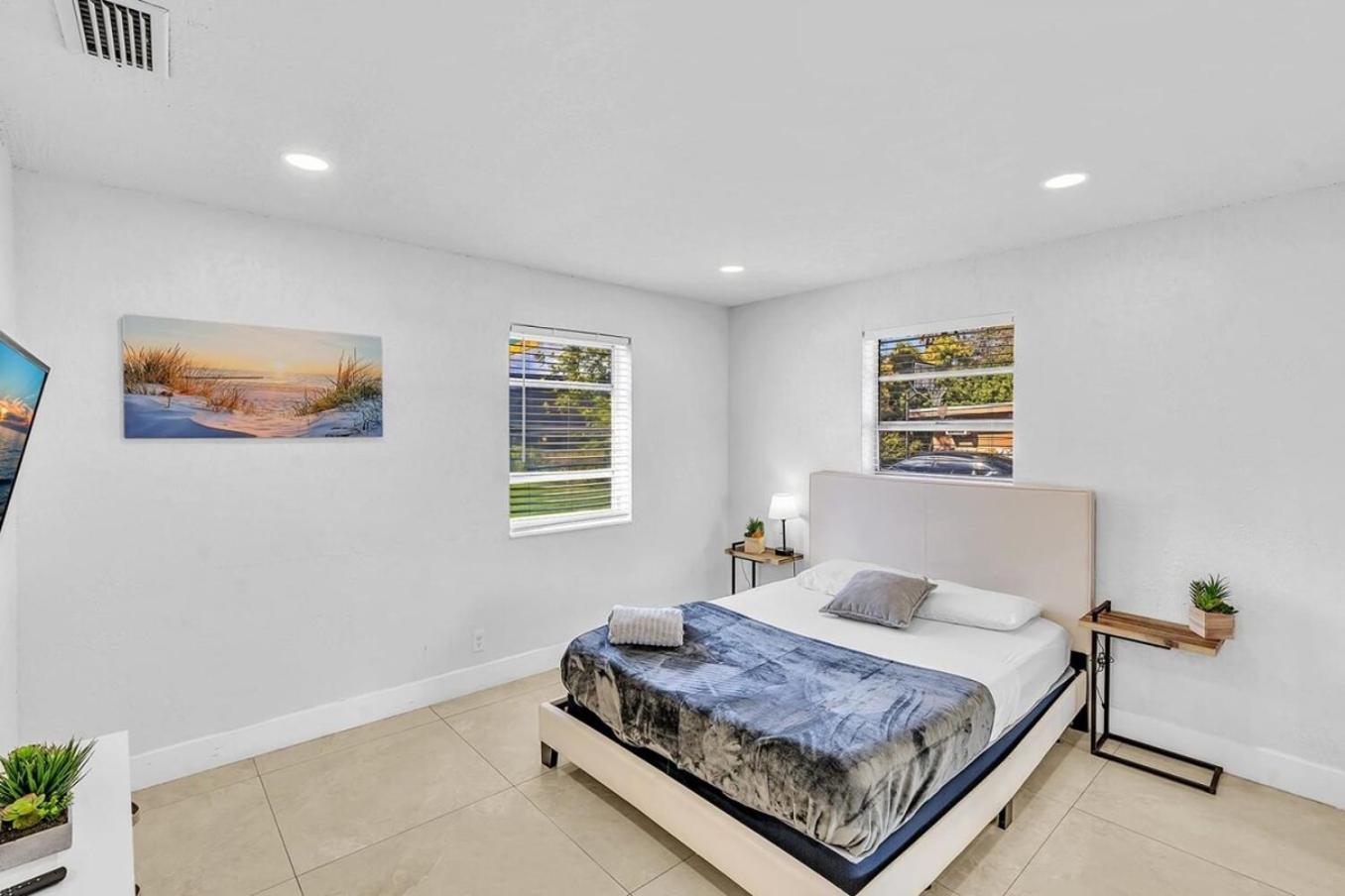 New Stylish 2 Bdrm Mins To Beach & Aventura Mall ハランデール・ビーチ エクステリア 写真