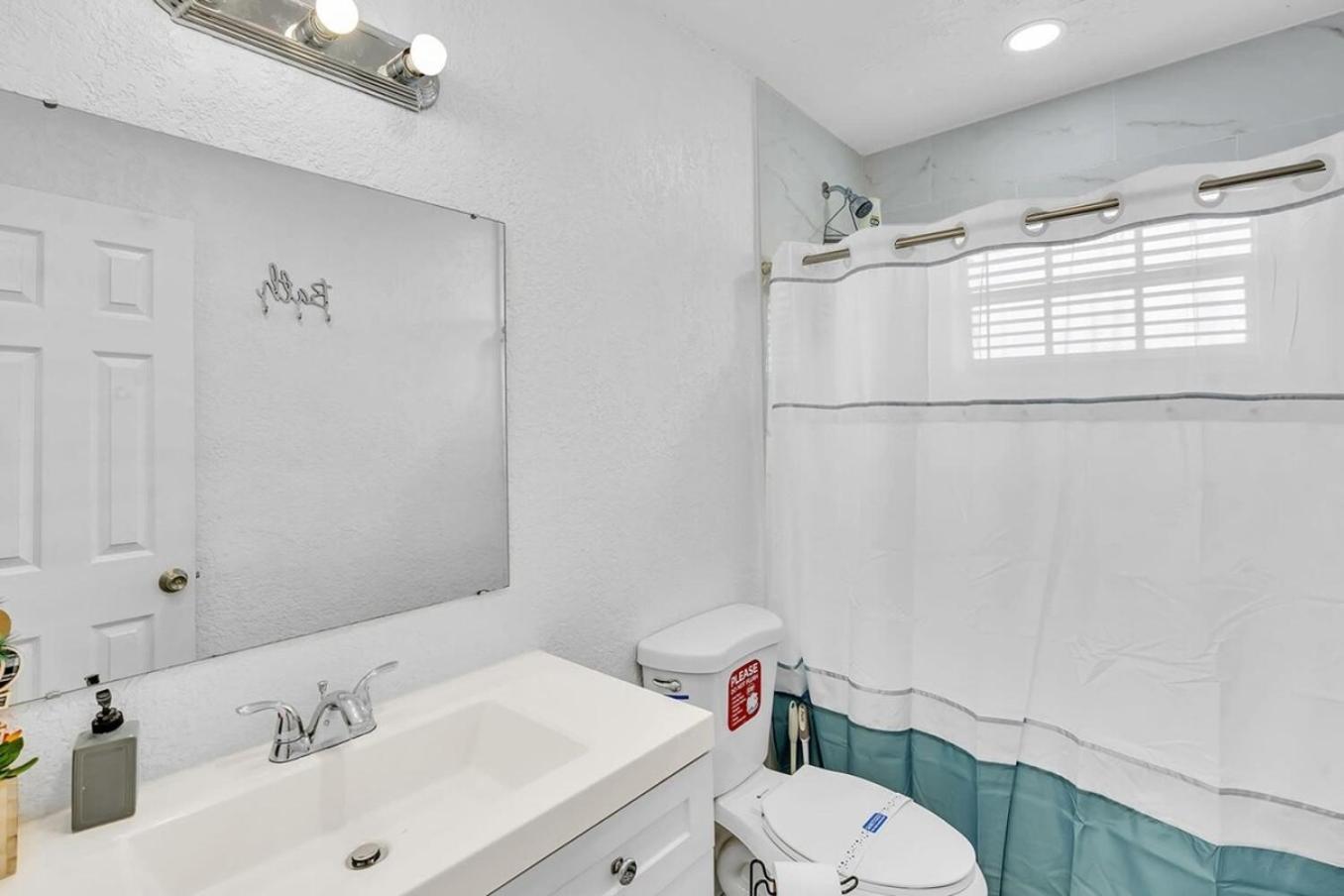 New Stylish 2 Bdrm Mins To Beach & Aventura Mall ハランデール・ビーチ エクステリア 写真
