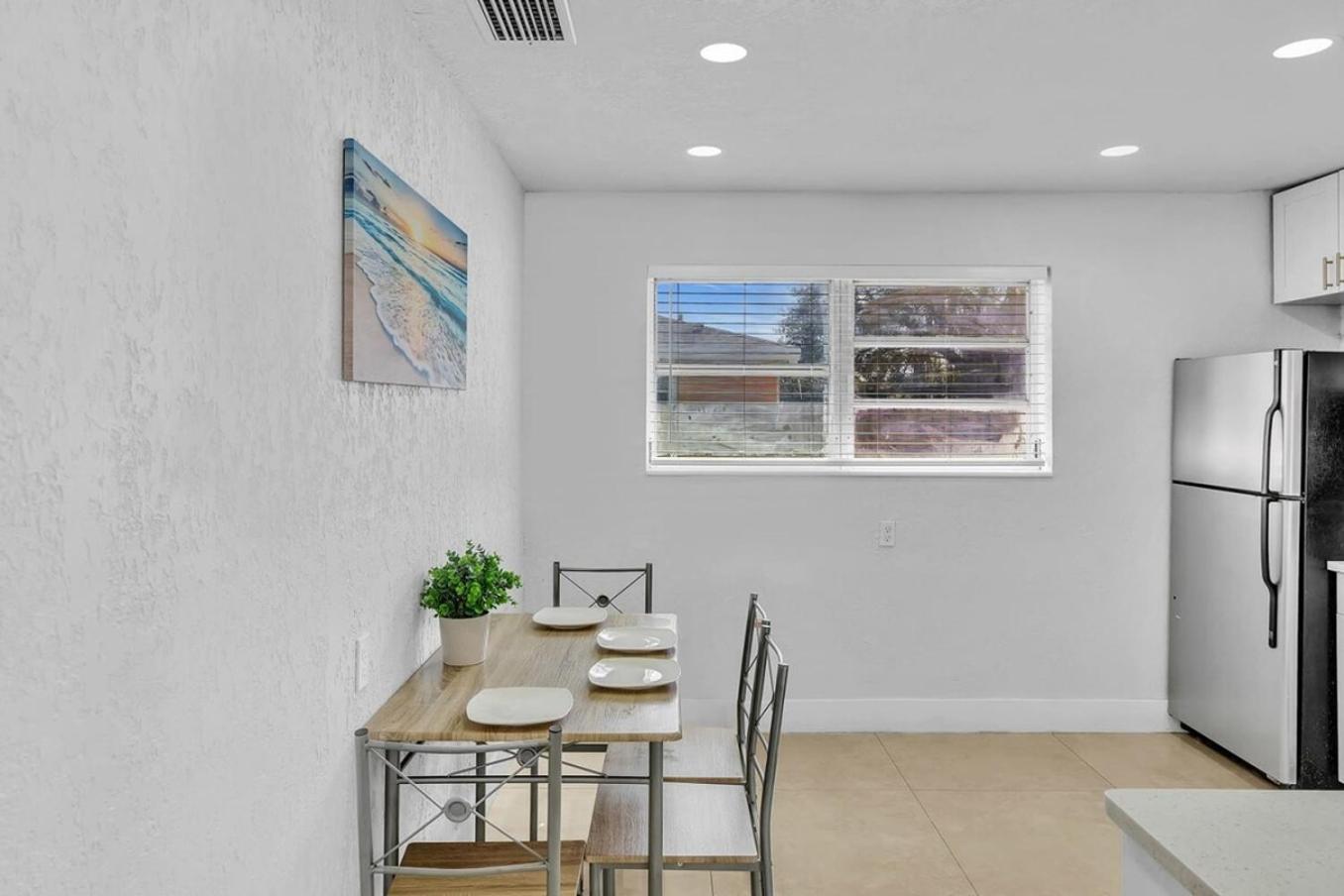 New Stylish 2 Bdrm Mins To Beach & Aventura Mall ハランデール・ビーチ エクステリア 写真