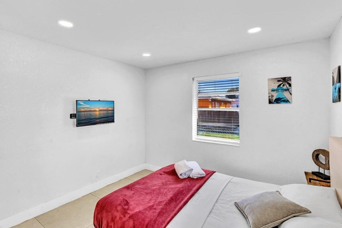 New Stylish 2 Bdrm Mins To Beach & Aventura Mall ハランデール・ビーチ エクステリア 写真