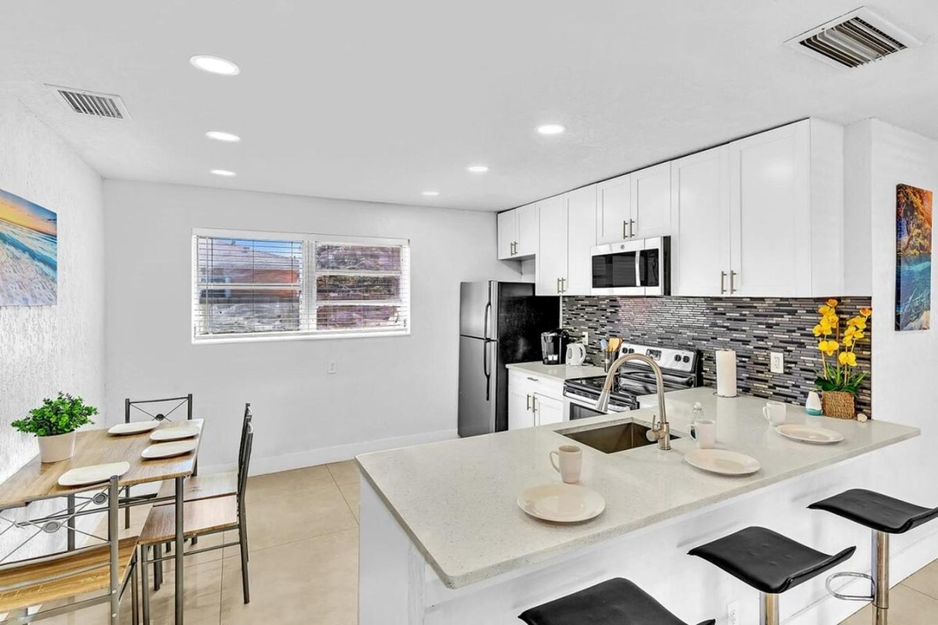 New Stylish 2 Bdrm Mins To Beach & Aventura Mall ハランデール・ビーチ エクステリア 写真