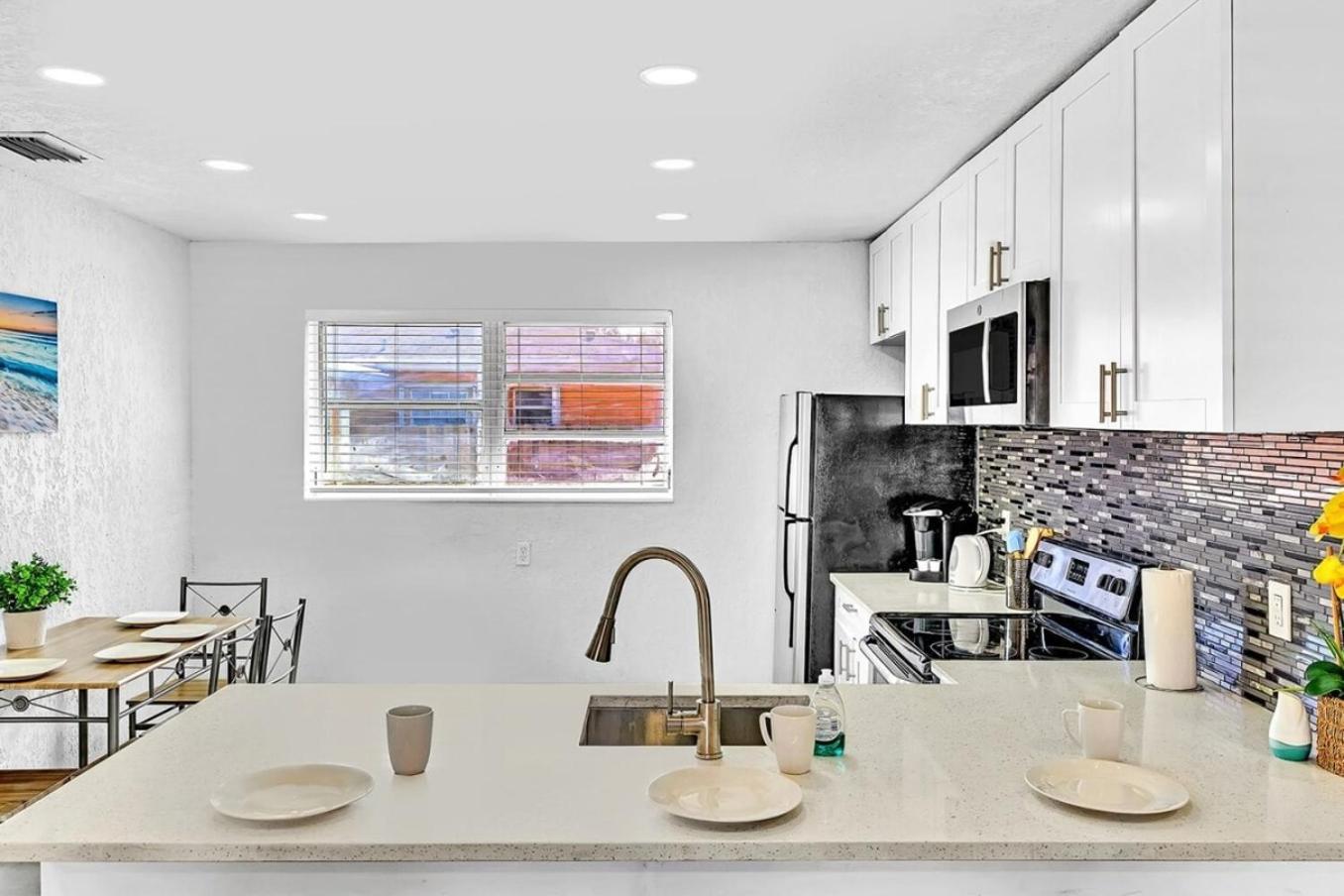 New Stylish 2 Bdrm Mins To Beach & Aventura Mall ハランデール・ビーチ エクステリア 写真