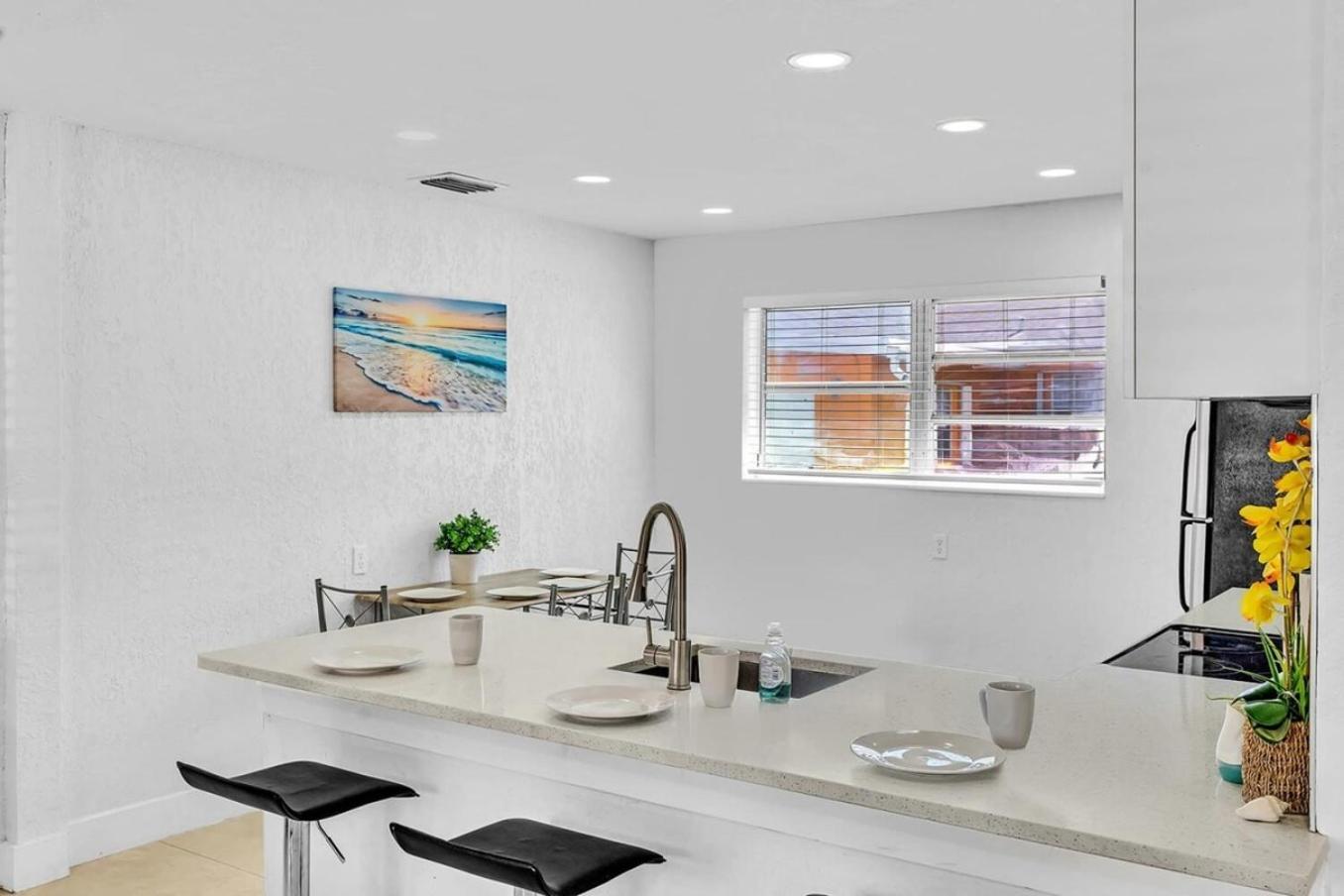 New Stylish 2 Bdrm Mins To Beach & Aventura Mall ハランデール・ビーチ エクステリア 写真