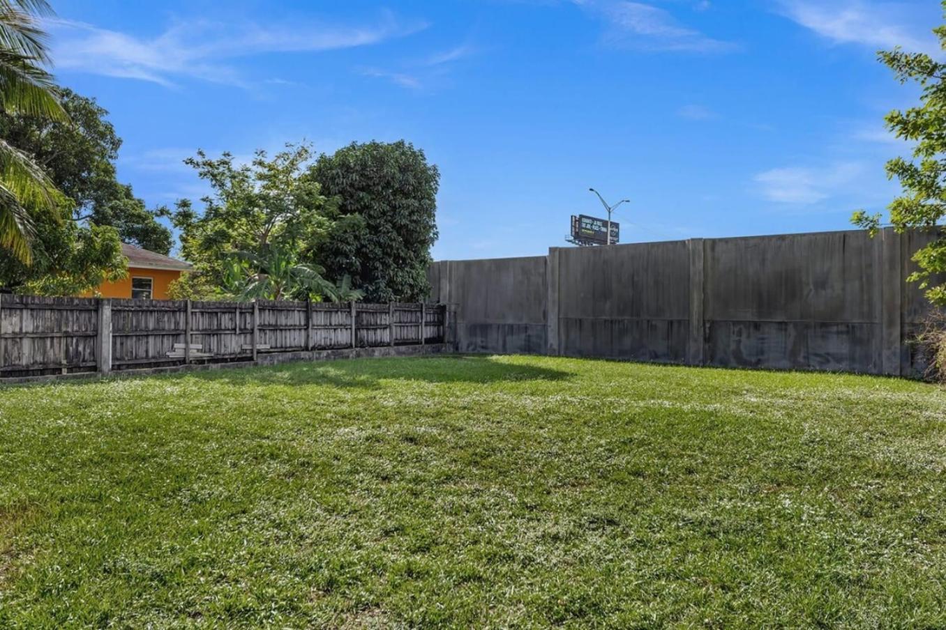 New Stylish 2 Bdrm Mins To Beach & Aventura Mall ハランデール・ビーチ エクステリア 写真