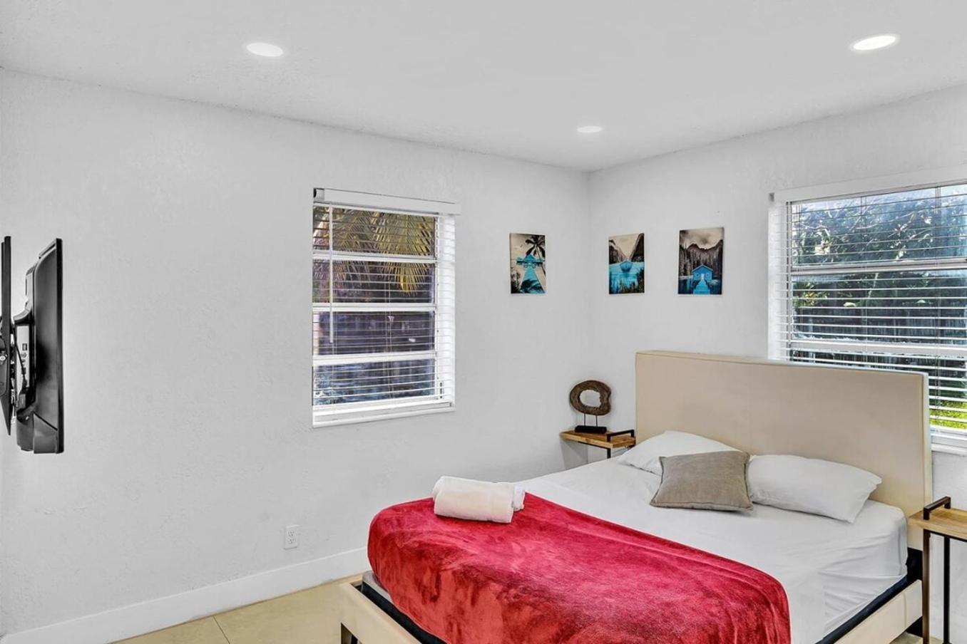 New Stylish 2 Bdrm Mins To Beach & Aventura Mall ハランデール・ビーチ エクステリア 写真