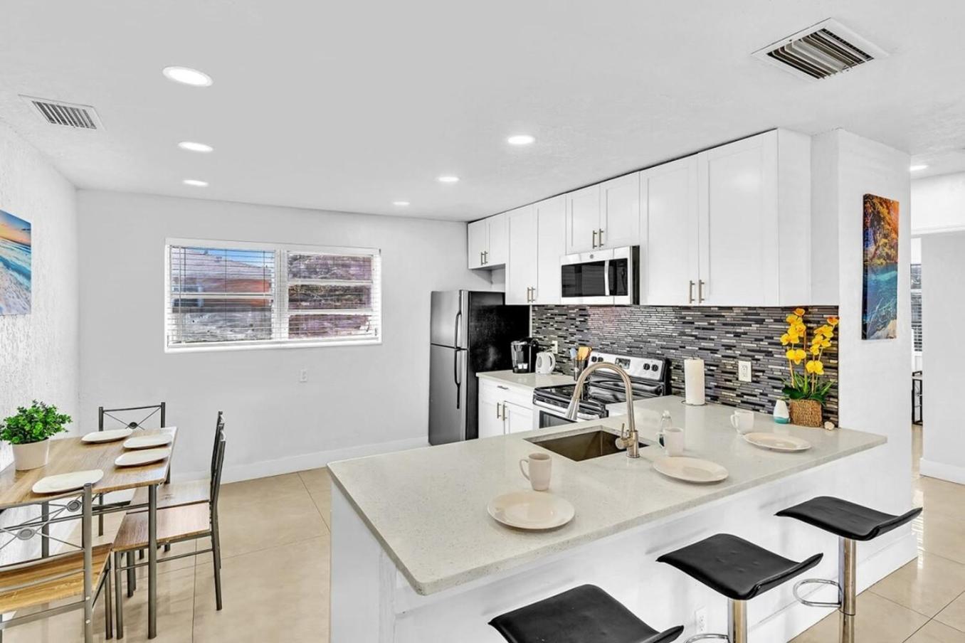 New Stylish 2 Bdrm Mins To Beach & Aventura Mall ハランデール・ビーチ エクステリア 写真