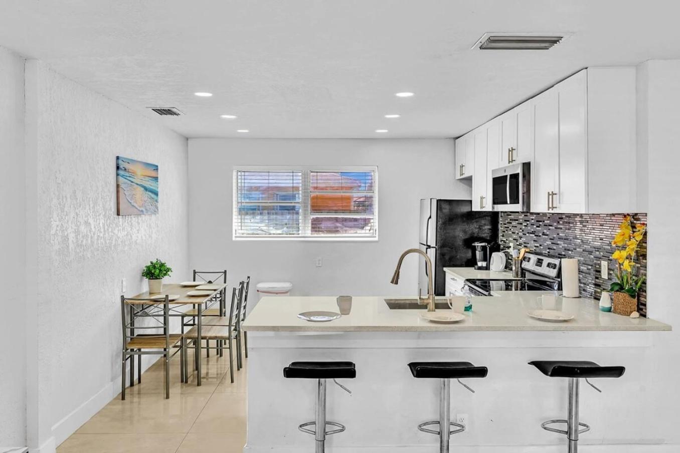 New Stylish 2 Bdrm Mins To Beach & Aventura Mall ハランデール・ビーチ エクステリア 写真