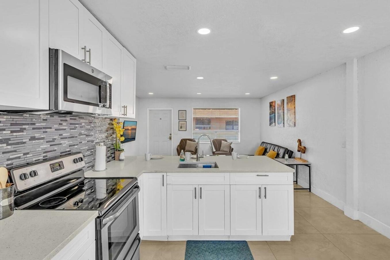 New Stylish 2 Bdrm Mins To Beach & Aventura Mall ハランデール・ビーチ エクステリア 写真
