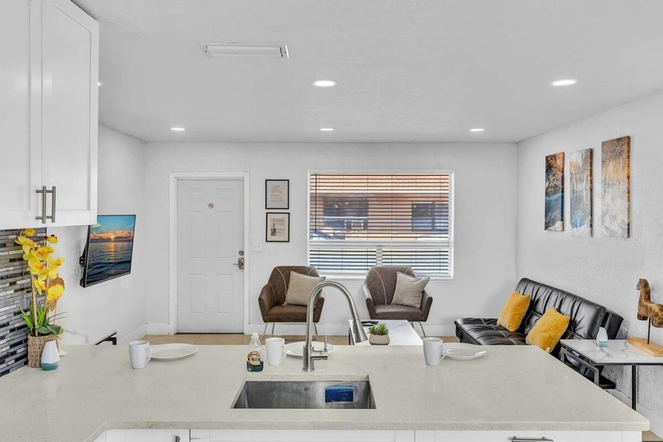 New Stylish 2 Bdrm Mins To Beach & Aventura Mall ハランデール・ビーチ エクステリア 写真