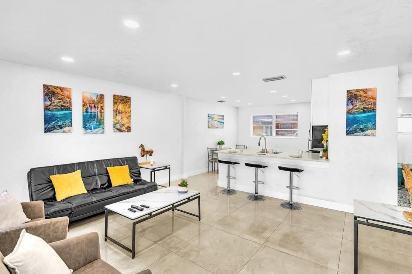 New Stylish 2 Bdrm Mins To Beach & Aventura Mall ハランデール・ビーチ エクステリア 写真